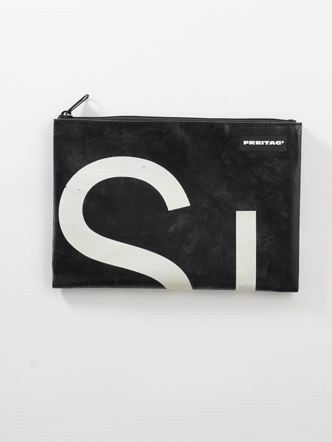 F07 CHUCK - black white