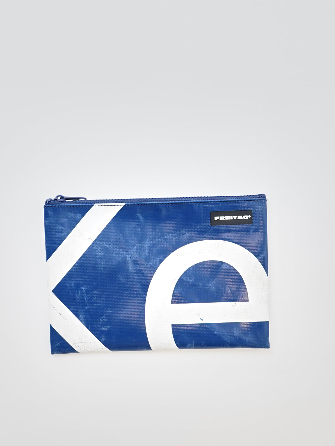 F07 Chuck - blue/white