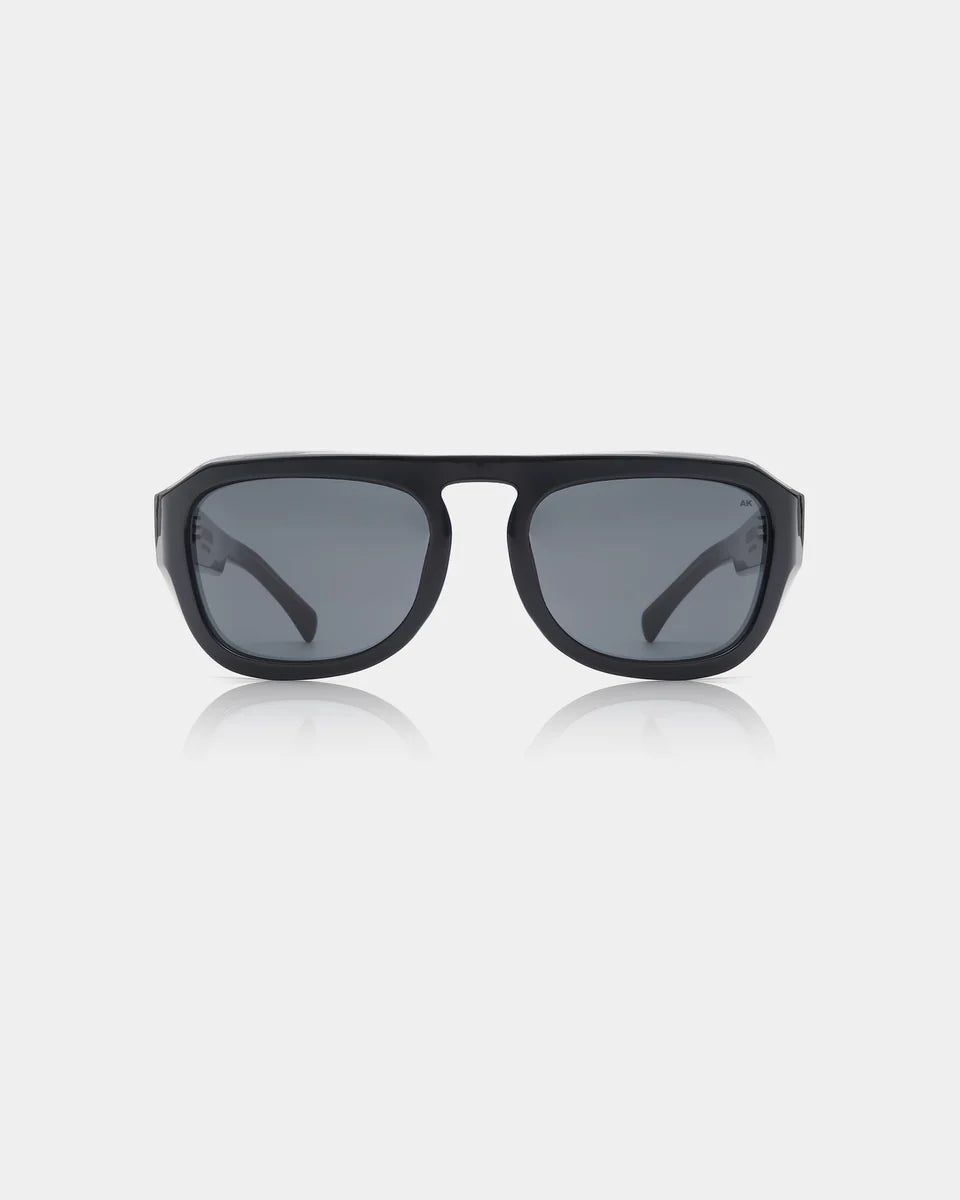 Max - black
