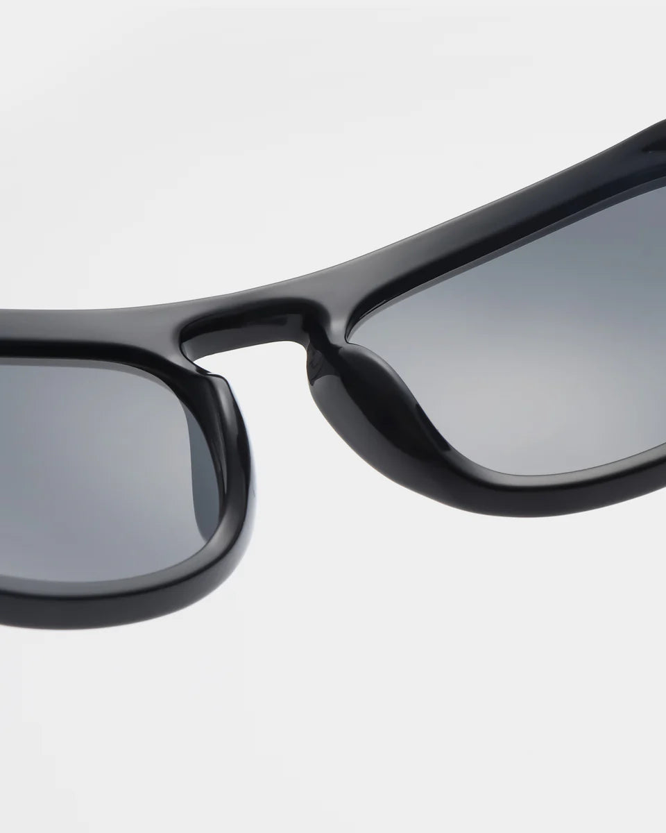 Max - black