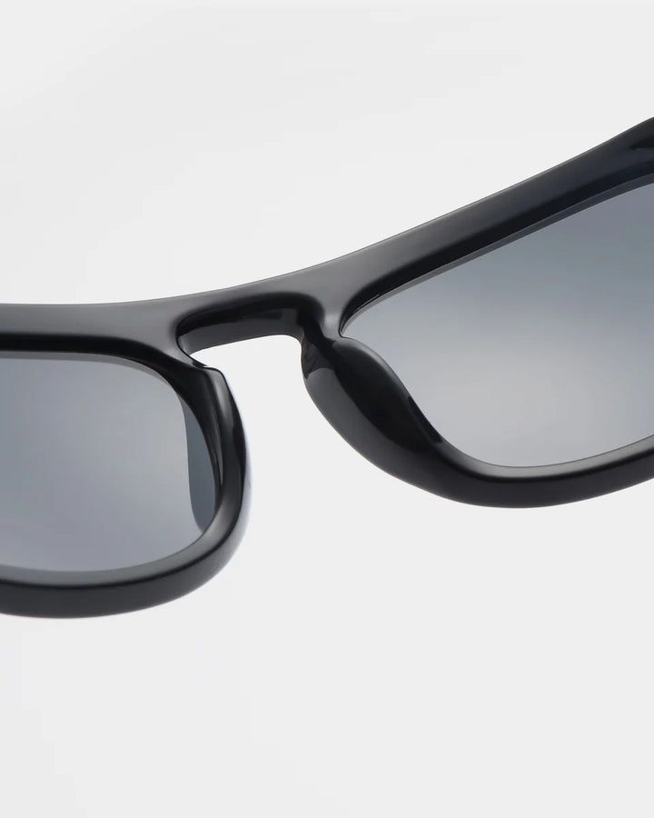 Max - black