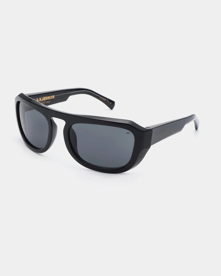Max - black