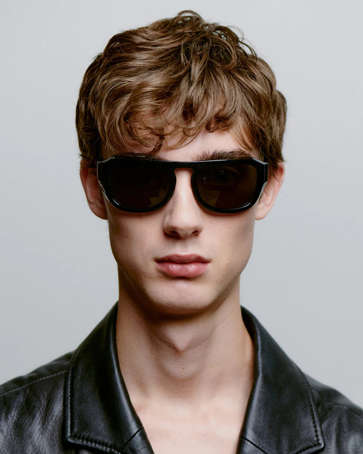 Max - black