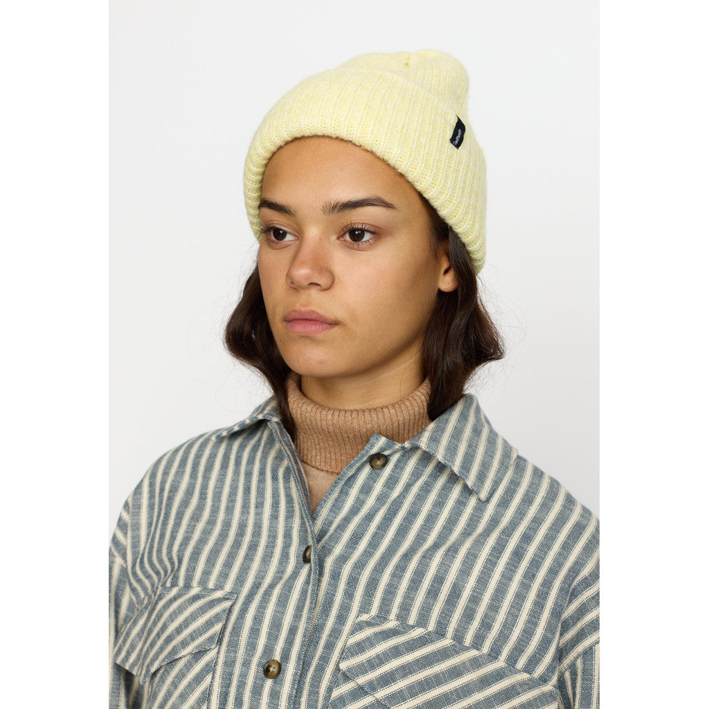 Fluffy Beanie - pale yellow